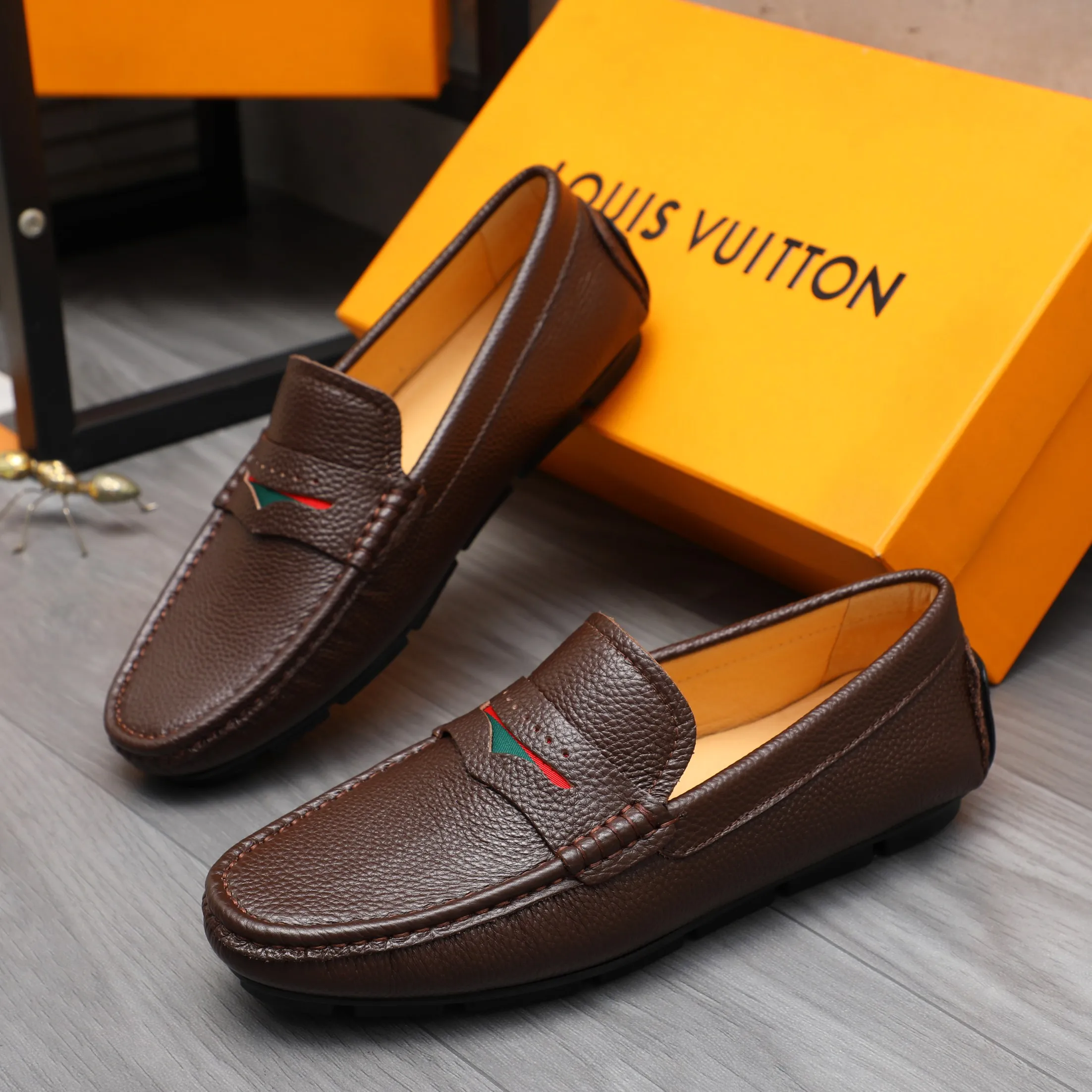 Men's shoes 💰360 Product trademark: LV "Louis Vuitton" casual slip-on men's shoes Regular size: 38-45 Product material: Selected pebbled cowhide upper, pigskin lining, rubber outsole